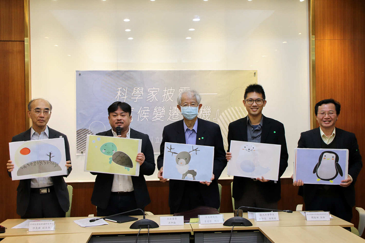 立委洪申翰與中研院前院長李遠哲等人今日召開記者會，指出目前面臨的氣候危機都不是偶然，地方與政府都應落實溫室氣體減量對策。 圖：洪申翰辦公室提供