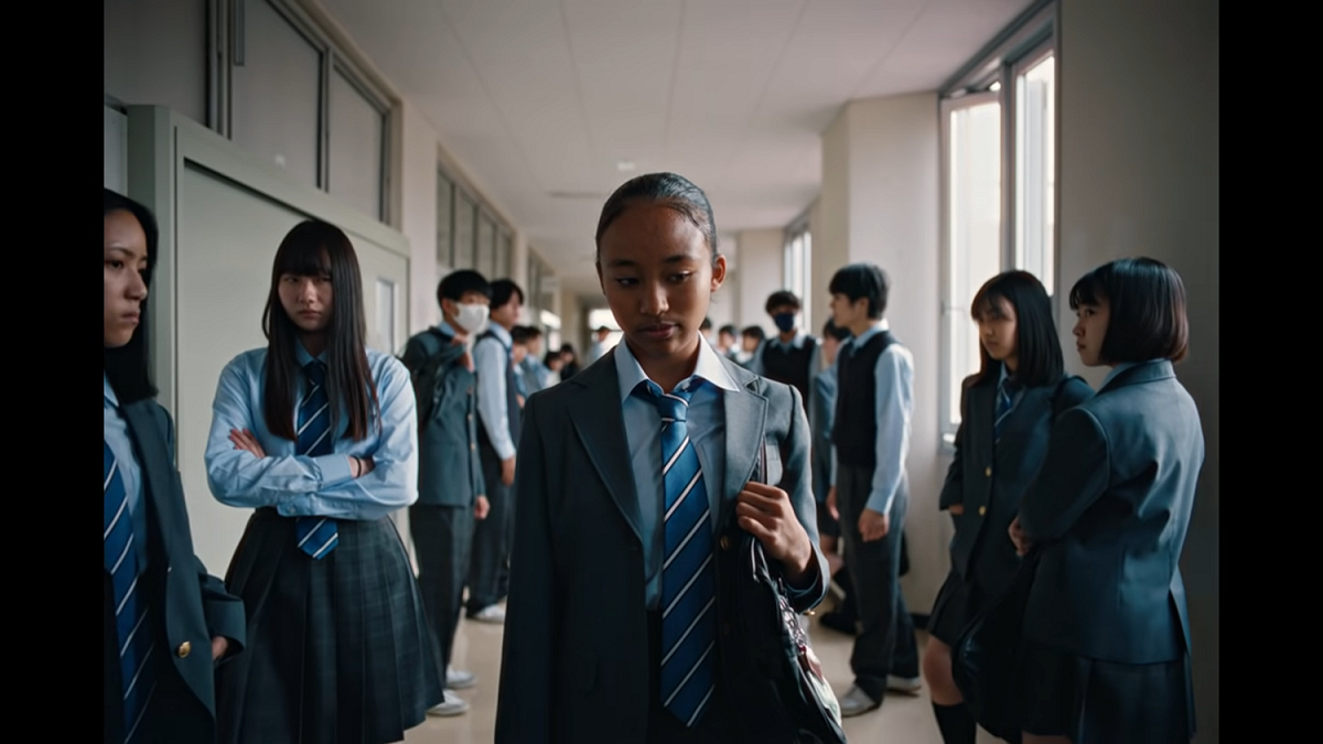 NIKE JAPAN最新廣告中出現不同種族的學生在日本被霸凌的情節。 圖：翻攝自NIKE JAPAN Youtube