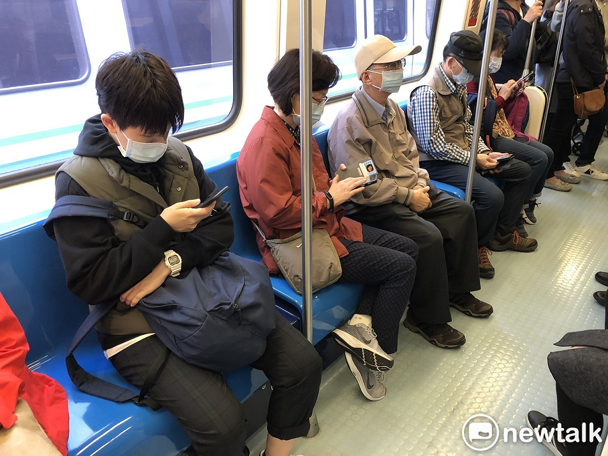 自12月起民眾於醫院、大眾運輸等，都須戴口罩。 圖：林芷湲/攝（資料照片）