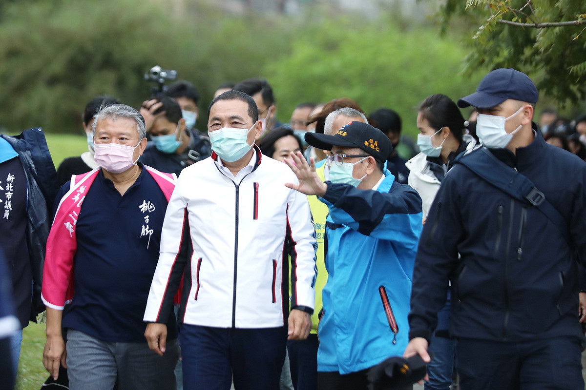 侯友宜視察薄膜生物污水處理廠回收水資源再利用情形。 圖：新北市政府／提供