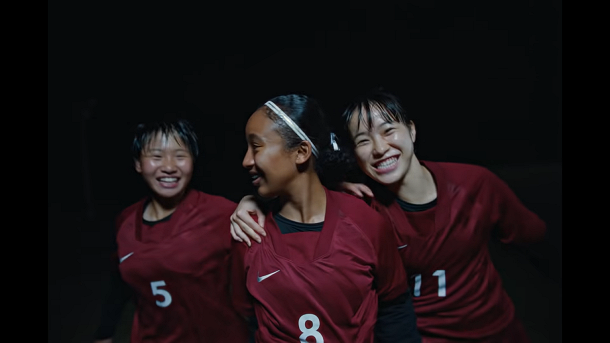 廣告最後，被霸凌的不同種族學生穿上NIKE鞋子，並在運動場上展現長才後才被接納、肯定。 圖：翻攝自NIKE JAPAN Youtube