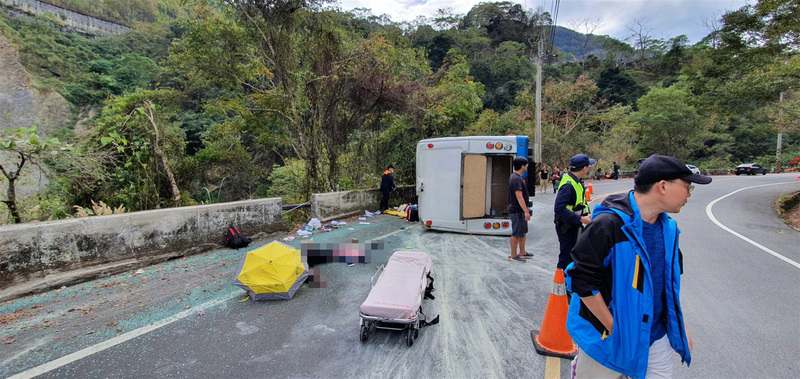 一輛中型巴士30日中午行經奧萬大聯外道路時，在一處彎道處失控翻覆，滑至對向車道，有受傷乘客躺在路面，初步已知1人呈OHCA（到院前心肺功能停止）狀態，另20人輕重傷，已緊急送醫。 圖：民眾提供