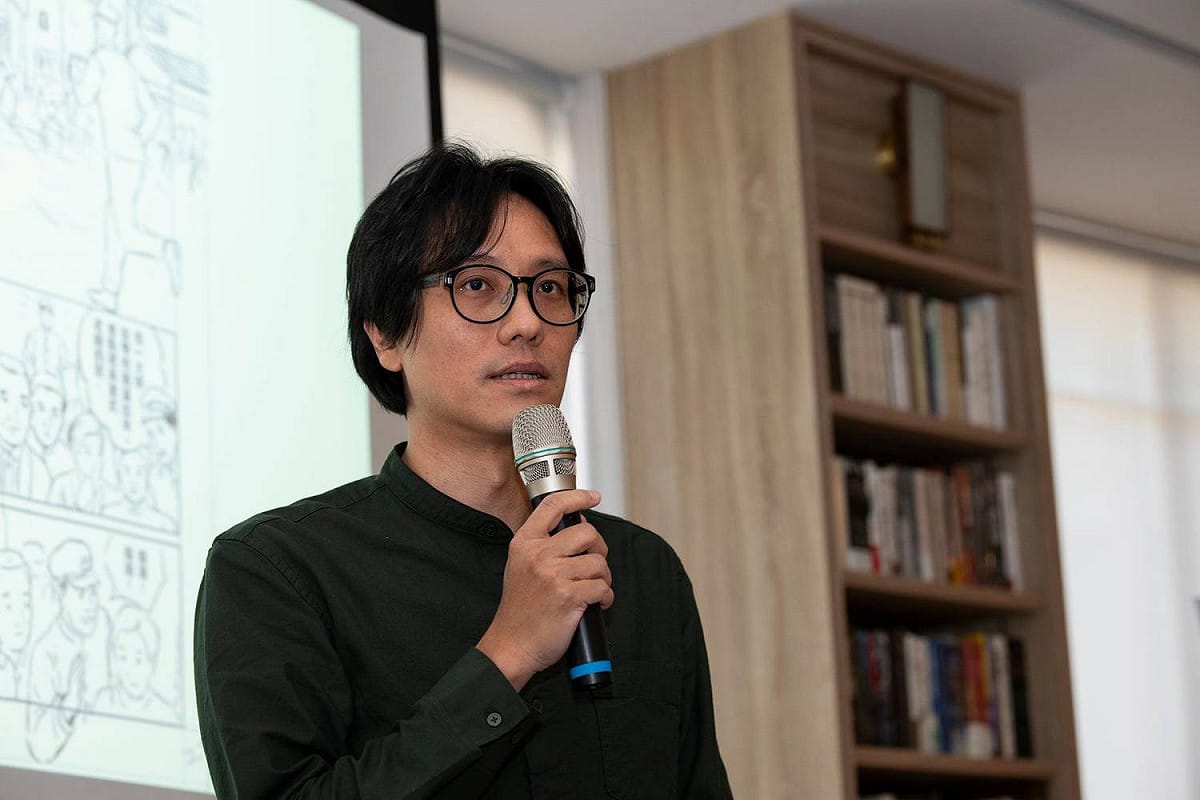 漫畫作者王永成娓娓道出創作的心路歷程，表示這本漫畫的每一頁都是先人的血淚印記。 圖：擷取自台中市新文化協會臉書