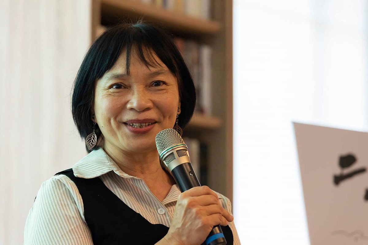 促轉會主委楊翠也到現場推薦「二七部隊」漫畫新書。 圖：擷取自台中市新文化協會臉書