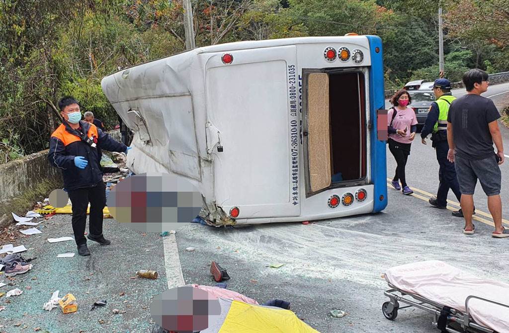 高統遊覽車奧萬大途中翻覆，致1死20傷。 圖：南投縣消防局仁愛分隊／提供