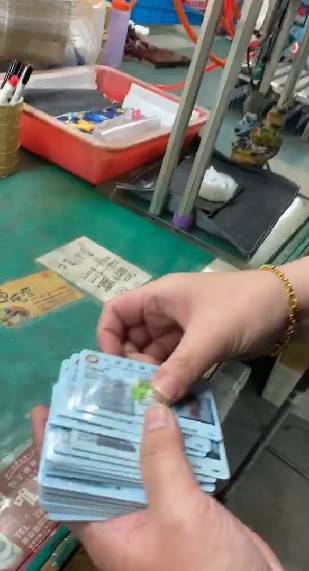 勞工局現場一一查核移工居留證身分。 圖：新北市勞工局 / 提供