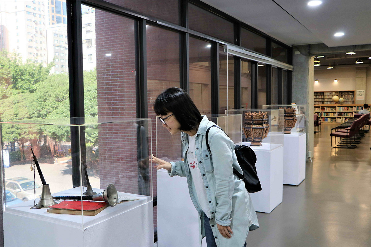 「海角七號」茂伯曾使用過的北管月琴、以及北管亂彈人間國寶邱火榮先生所傳承的樂譜。 圖：新北市立圖書館提供