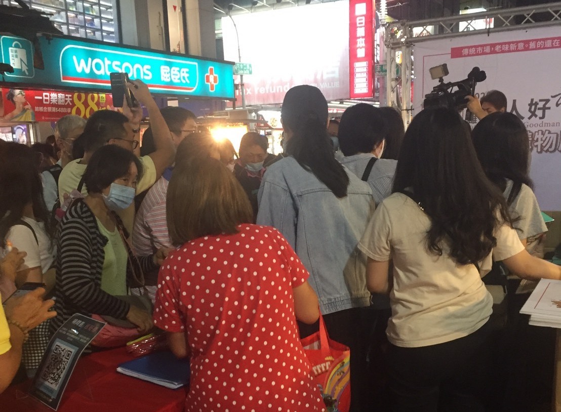 六合夜市免費辦桌吃活動演變成經發局廠商各說各話。 圖：高市議員陳若翠服務處/提供