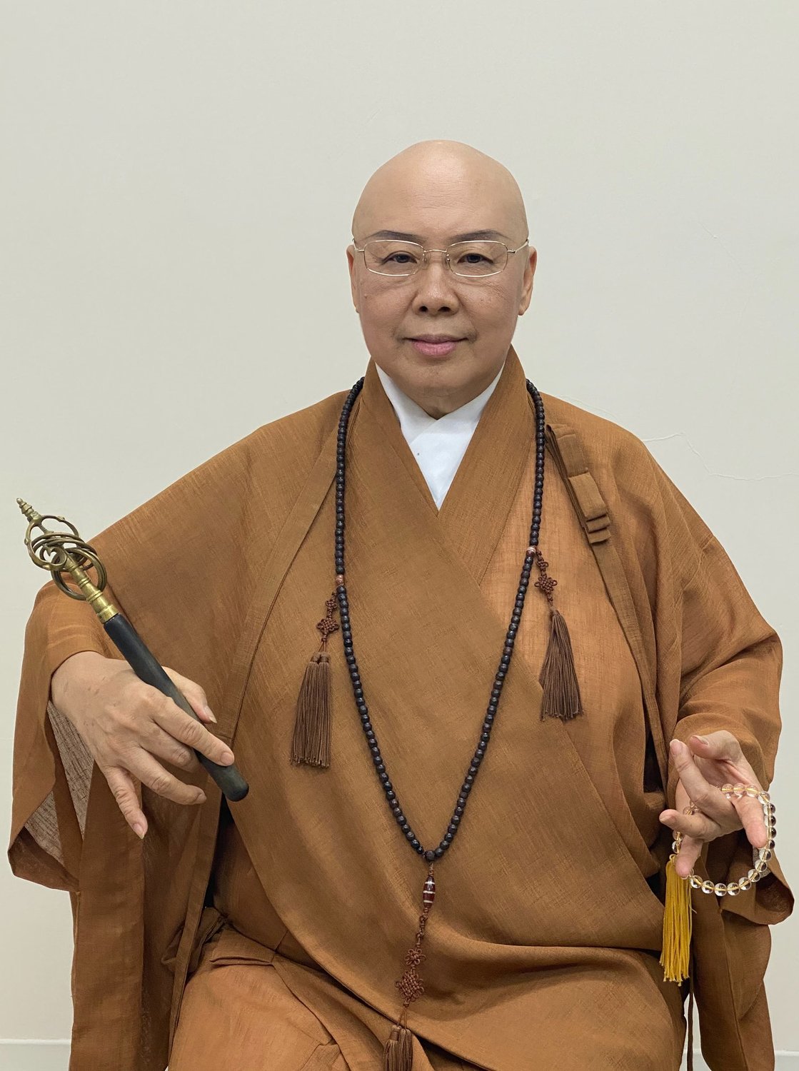 恆述法師今天赴台北地檢署對女弟子按鈴提告，對於近日傳得沸沸揚揚的費玉清罹癌病重謠言，她駁斥是子虛烏有。 圖：翻攝臉書粉絲專頁