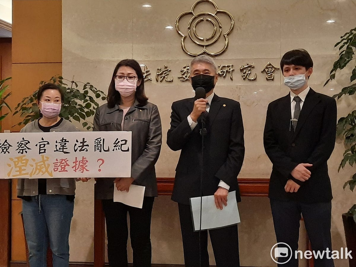 廖靖汝與律師陳佳瑤召開者會表示，蘇震清開始在看守所內絕食抗議。 圖：陳佩君／攝