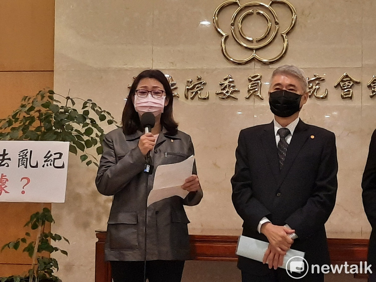 面對蘇震清宣布絕食，妻子廖靖汝落淚表示尊重其決定。 圖：陳佩君／攝