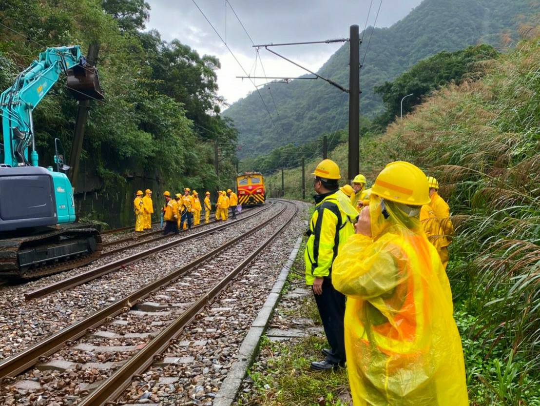 台鐵瑞芳－猴硐間西正線K12+233處因連日大雨造成邊坡滑動，目前已緊急封鎖搶修，預計明日中午才能恢復正常通車。 圖：台鐵局／提供