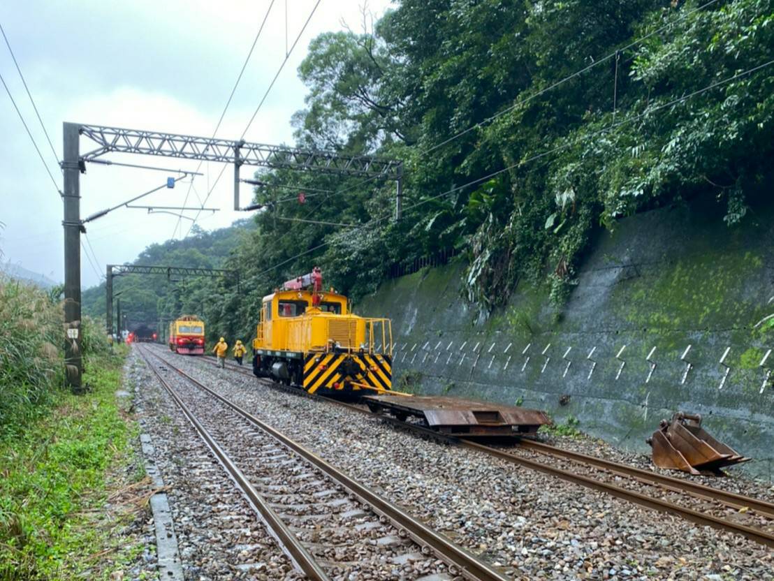 目前正辦理拆除電車線桿等前置作業，並計劃於今日夜間雙線斷電後，全面封閉路線進行開挖。 圖：台鐵局／提供
