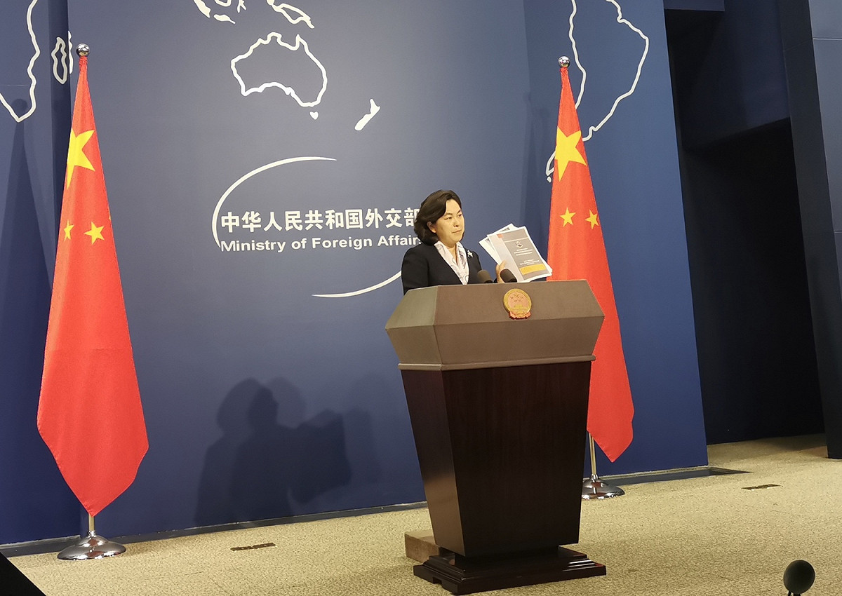 華春瑩在記者會中，將國際媒體報導澳軍屠殺阿富汗戰俘的新聞與照片展示給國際媒體。 圖 : 翻攝自環球網