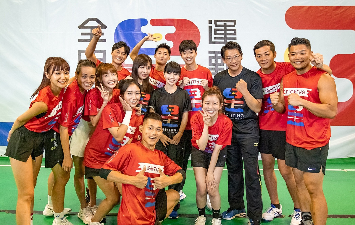 福原愛來節目擔任嘉賓，讓江宏傑(後排左3)、姚元浩(後排右2)帶領的紅隊士氣大振。 圖：寬宏藝術、好看娛樂/提供