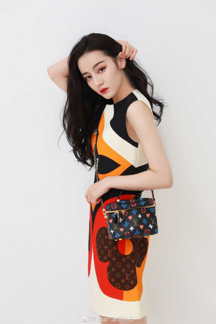 迪麗熱巴擁有精緻五官，高挑纖細的身材，是新一代女神。 圖：翻攝自迪麗熱巴微博