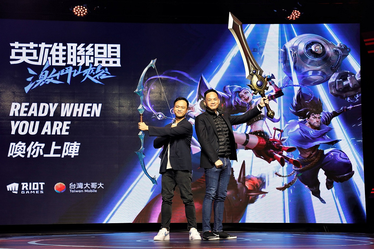 今（1）日 Riot Games東南亞區總經理Justin Hulog及台灣大哥大總經理林之晨分別手拿英雄聯盟中艾希的弓以及蓋倫的大劍現身共同發表記者會。 圖：蔡幸秀/攝