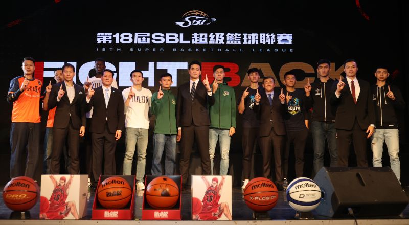 第18季SBL超級籃球聯賽舉行開賽記者會，五隊代表教練和球員。 圖／中華籃協提供