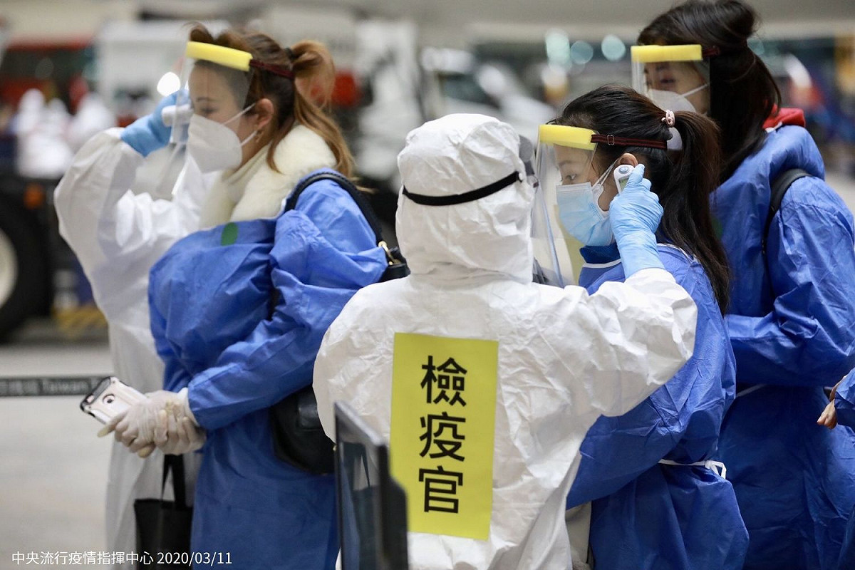 秋冬防疫專案今啟動，邊境檢疫今順利！無人違規。(圖為第2批武漢旅客搭乘中華航空公司專機抵台示意圖)。 圖：中央流行疫情指揮中心/提供（資料照）