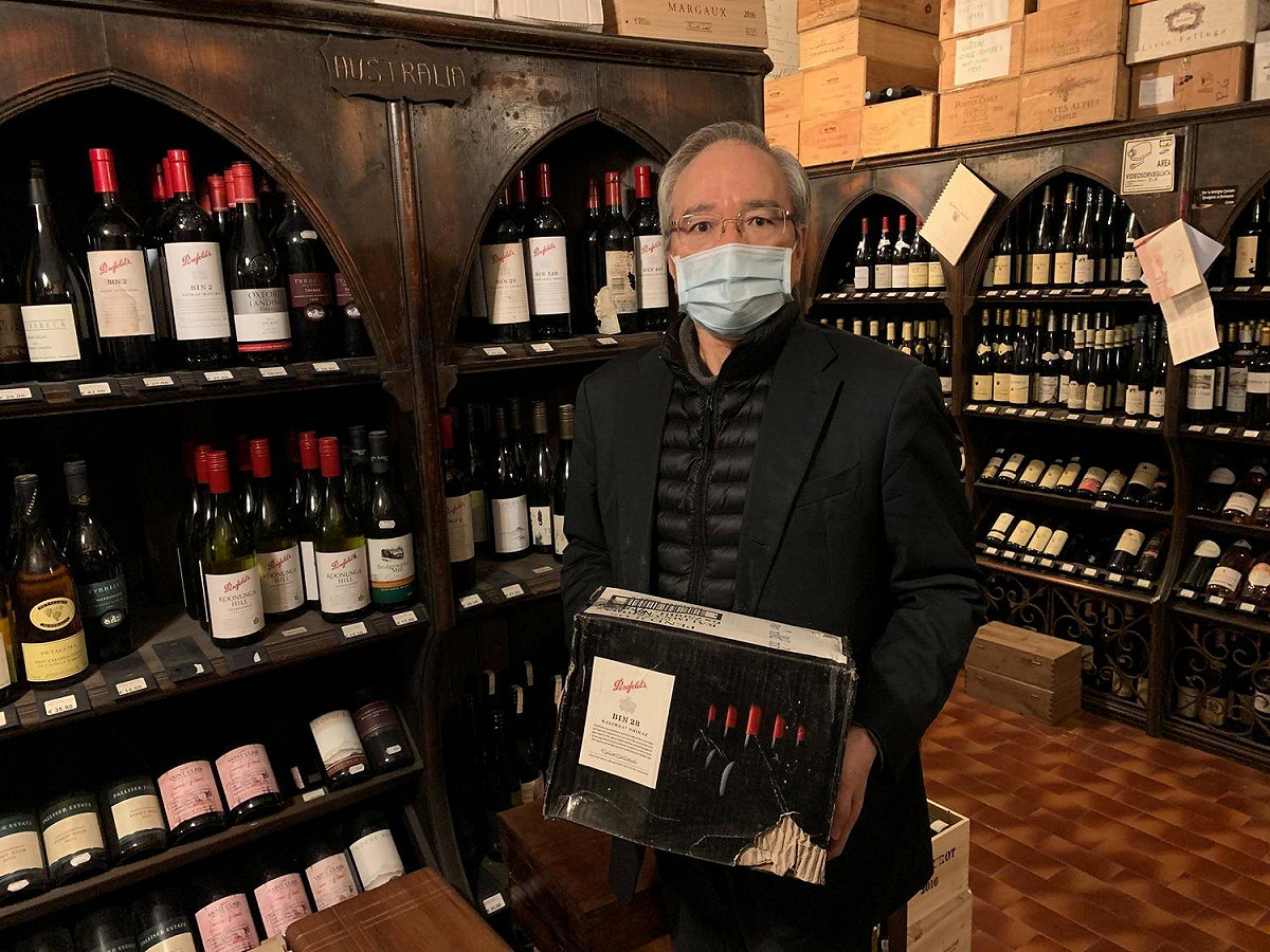 中國近日對澳洲葡萄酒實施高額關稅報復，引起全球反彈，我駐教廷大使李世明昨天購買一大箱澳洲葡萄酒，以實際行動挺澳。 圖/駐教廷大使館臉書