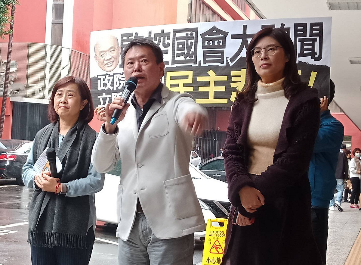 國民黨團召開記者會，仍質疑行政院警官隊接受上級旨意，到立法院監控藍委動向。 圖：國民黨立法院黨團/提供