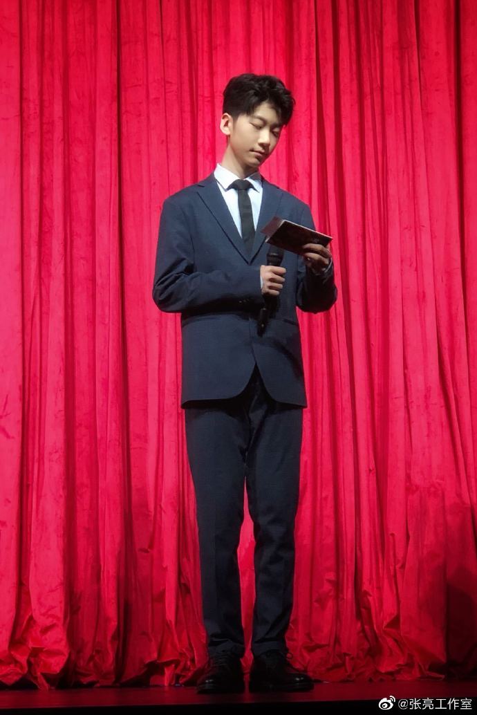 年僅13歲的天天擁有逆天長腿，遺傳老爸好基因。 圖：翻攝自張亮工作室微博
