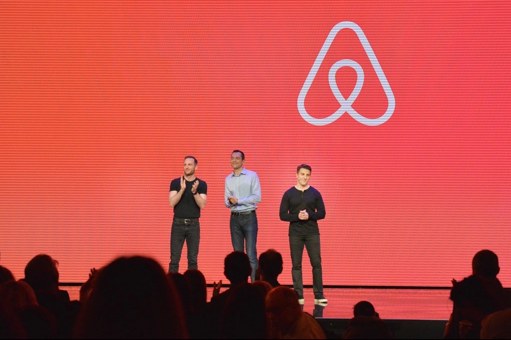 Airbnb的三名聯合創辦人Joe Gebbia（左）、Nathan Blecharczyk（中）、Brian Chesky（右）。 圖：翻攝自Airbnb（資料照）