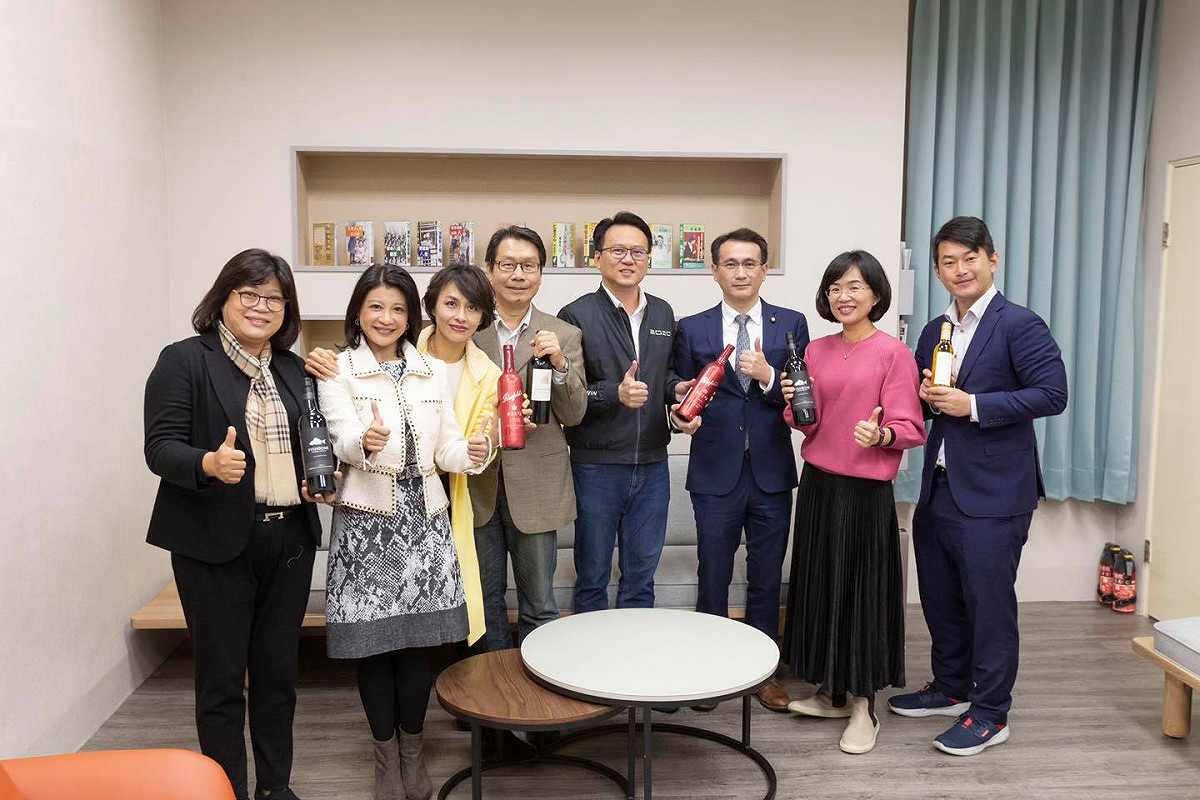 邱議瑩今號召立委集結，共同響應全球挺澳洲葡萄酒運動。 圖:邱議瑩臉書