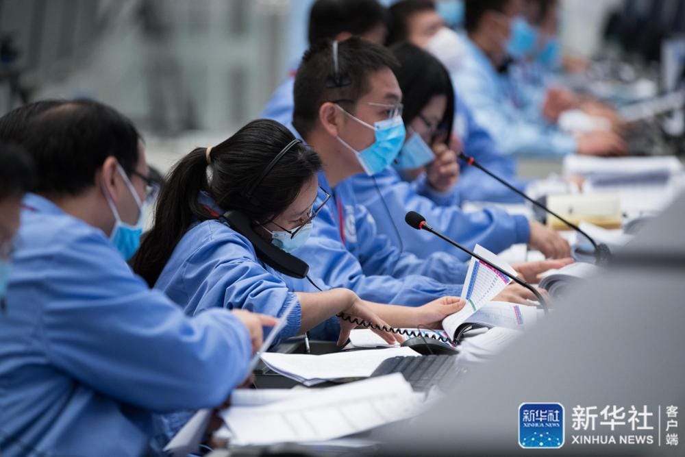 負責中國「嫦娥5號」登月探測器的地面工作人員。 圖 : 翻攝自新華社