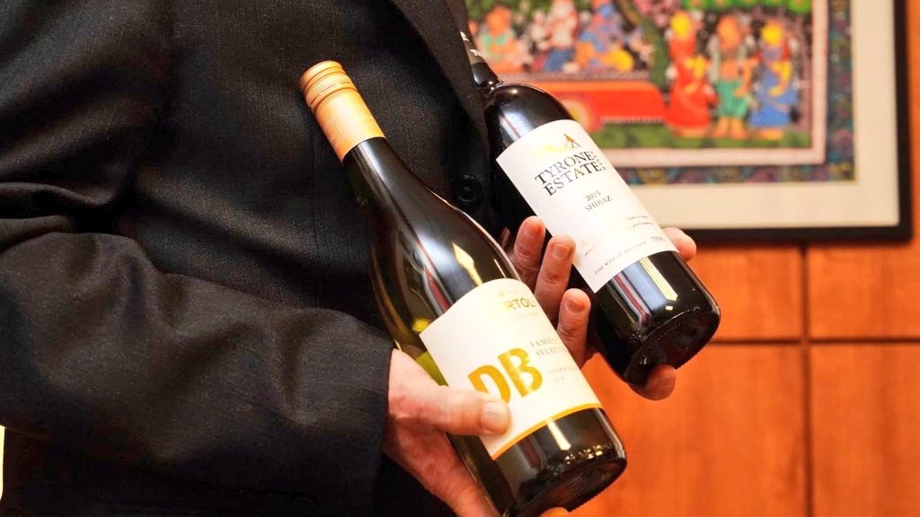 日前，我外交部響應「買澳洲葡萄酒，抵抗專制」（#freedomwine） 的運動，於Twitter貼出照片挺澳。 圖 : 翻攝自外交部Twitter