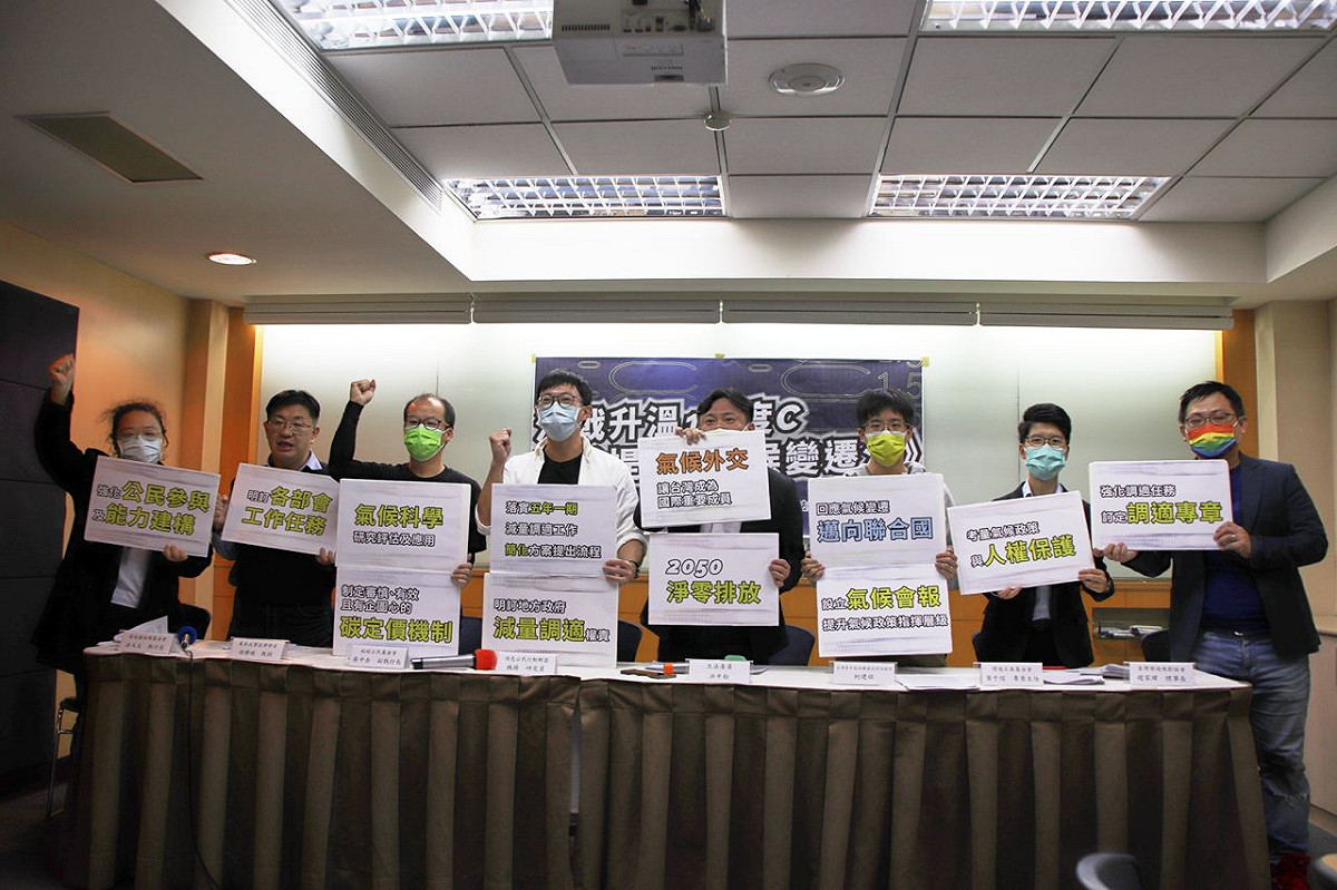 洪申翰與民間團體提出《氣候變遷法》。 圖：洪申翰辦公室提供