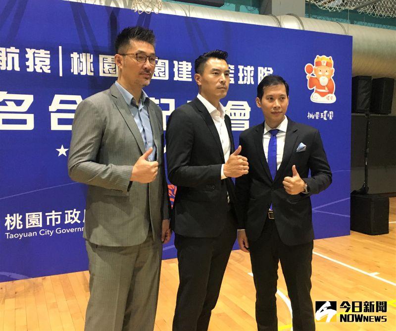 桃園領航猿總教練劉義祥（左起）、球隊經理陳信安、桃園璞園總教練顏行書。 圖／鍾東穎攝 ,2020.12.02