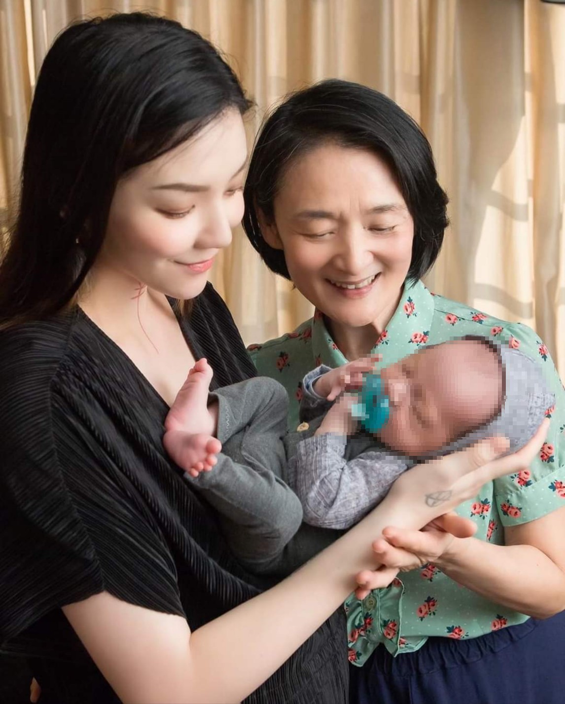 譚艾珍(右)與女兒歐陽靖(左)和剛出生的小孫子「新醬」。 圖：翻攝自歐陽靖臉書