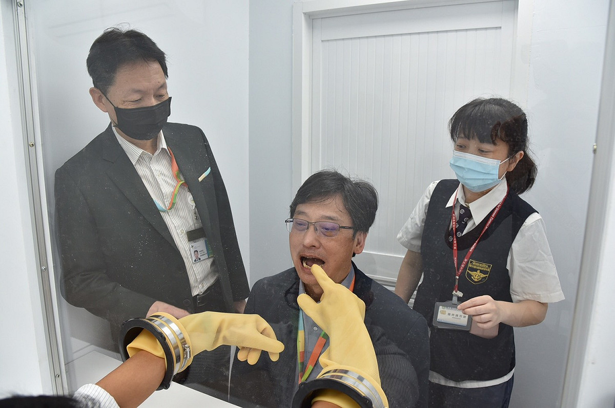 疫情中心表示，農曆春節有57家醫院提供自費採檢(示意圖)。 圖：桃園機場/提供