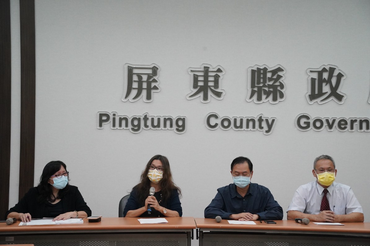 對外界質疑消防局突襲信功公司消防安檢案，屏東縣對外說明由左至右(消防局長許美雪、發言人鄞鳳蘭、勞青處長黃鼎倫、衛生局長施丞貴) 圖:屏東縣政府提供