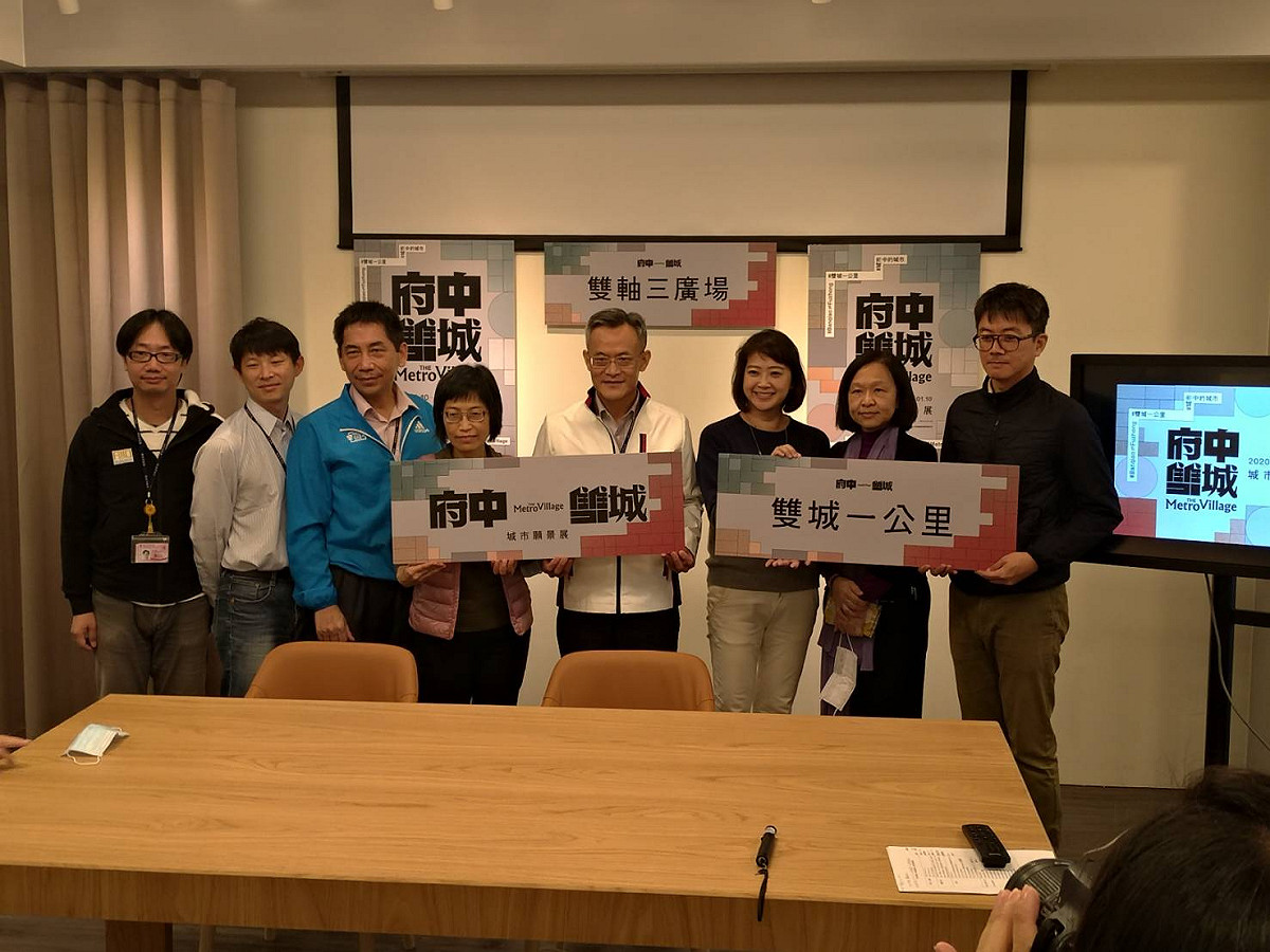 新北市工務局長詹榮鋒 (左)等人說明「府中雙城城市願景展」策展內容及市府如何擘劃2030年城市願景，讓新北市重新蛻變。 圖：王峻昌／攝