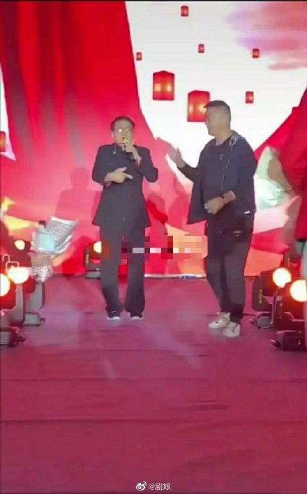 成龍出席某商演，舞台簡陋，現場觀眾毫無秩序。 圖：翻攝自劇娘微博