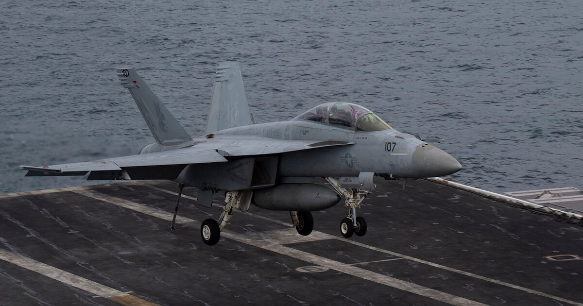 美國海軍對俄羅斯的監控不敢鬆懈，一架F / A-18F超級大黃蜂戰機剛執行完任務，在阿拉伯海的尼米茲號航空母艦降落。 圖：翻攝自美國《海軍時報》