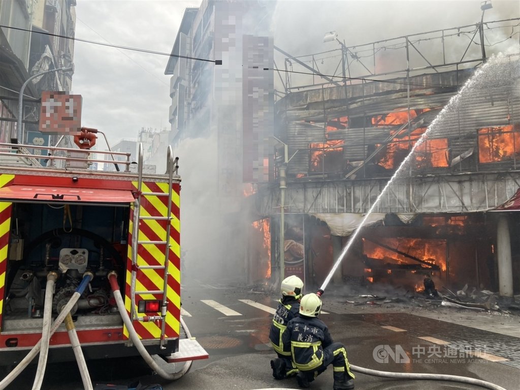 台中檸檬餅老店一福堂3日發生火警，因店鋪為木造建築，火勢一發不可收拾，消防局獲報前往搶救。 圖：中央社／提供