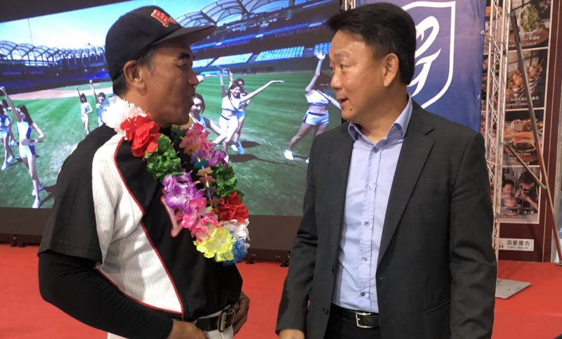 嘉義市民生國中總教練李文傳與富邦悍將總教練洪一中。 圖／富邦悍將提供
