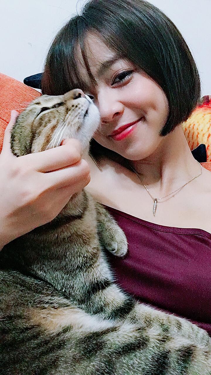 蔡祥和她養的兩隻貓一起主持播客節目。 圖：好好聽FM/提供