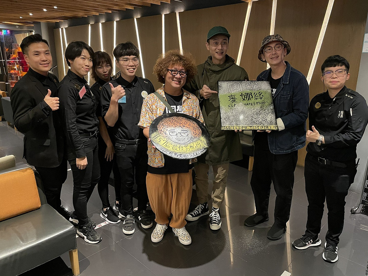《同學麥娜絲》勤跑QA巡迴，工作結束後竟還收到餐廳贈送的精緻手繪圖。 圖：甲上娛樂/提供