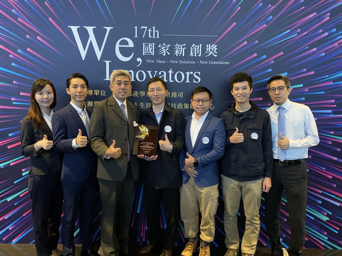 神經元科技榮獲國家新創獎，手持獎座者為該公司執行長楊鈞程博士。 中科園區/提供