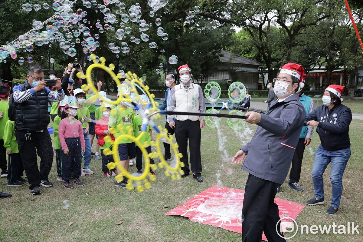 台南市耶誕跨年系列活動訂於周六揭開序幕，台南市長黃偉哲宣布將邀請小青蛙劇團、銀河谷音劇團於總爺藝文中心及蕭壟文化園區表演，歡迎大小朋友一起來共度歡樂時光。 圖：黃博郎／攝