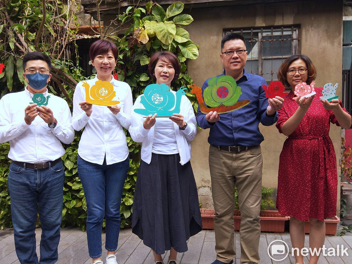 立委陳亭妃、市議員陳怡珍與文創業者安平平安文創公司合作，共同設計「蝸牛文創紅包」。 圖：黃博郎／攝