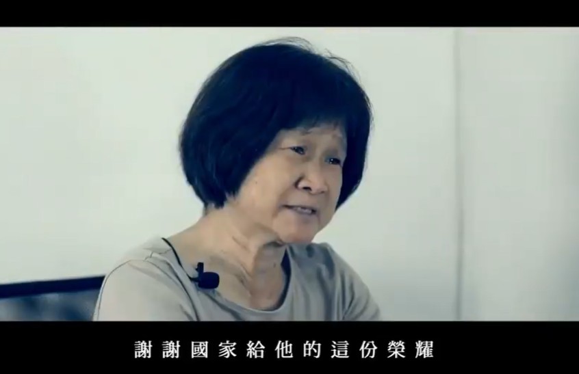 朱冠甍的母親忍受喪子之痛，感謝國家並為國軍打氣，讓網友感動落淚。 圖：翻攝中華民國空軍臉書
