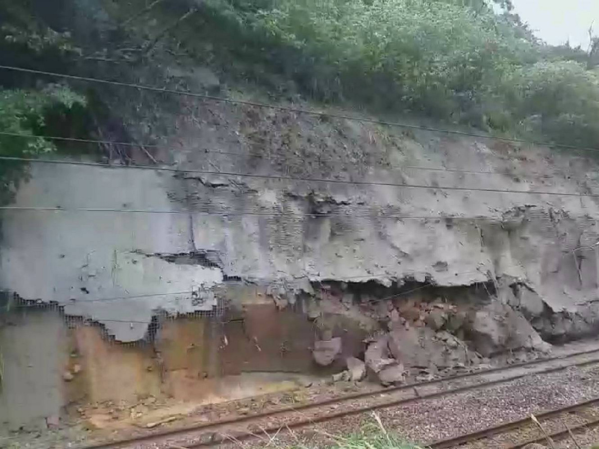 台鐵瑞芳至猴硐路線，今日再度中斷。 圖：台鐵局／提供