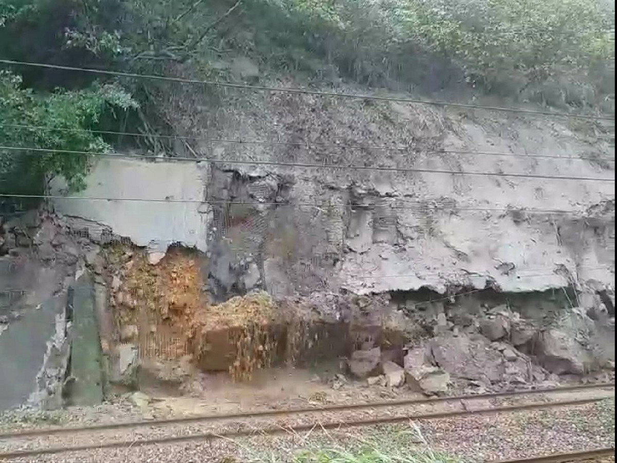 台鐵瑞芳至猴硐路段今日出現大規模落石，因此北市轉運站出現返鄉排隊人潮。 圖：台鐵局／提供
