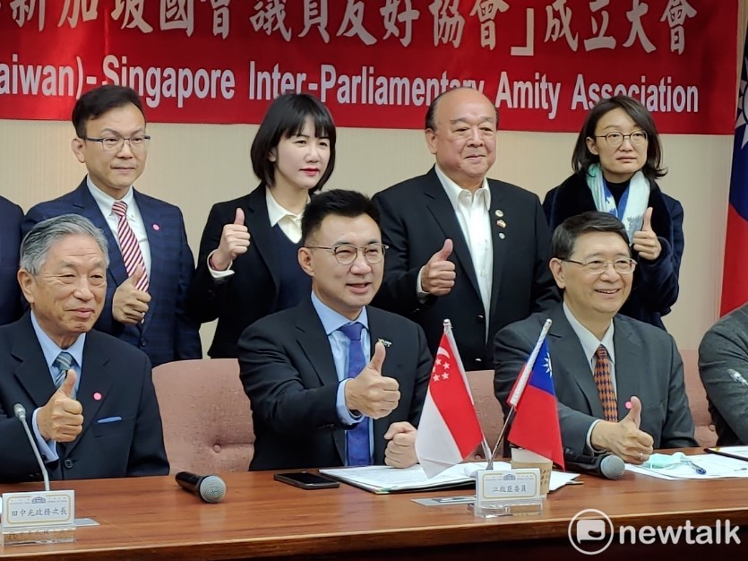 國民黨主席江啟臣（圖中）於立法院回應日本核食開放議題。 圖：黃建豪/攝