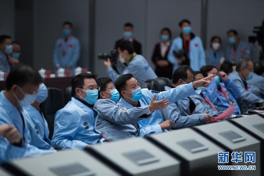 指揮嫦娥五號作業的北京國家航天局地面控制站作業人員。 圖 : 翻攝自新華網